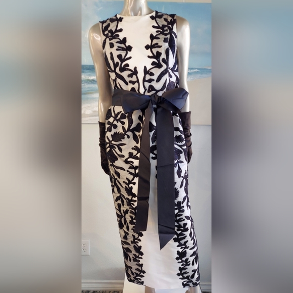 *$8,000 OSCAR DE LA RENTA WHITE SILK BLACK FLORAL EMBROIDERED RUNWAY GOWN US L - Picture 3 of 15